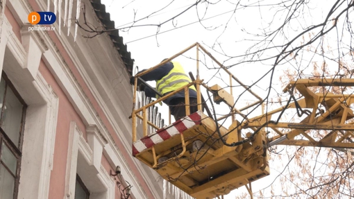 Комунальники збивають бурульки не з усіх дахів багатоповерхівок