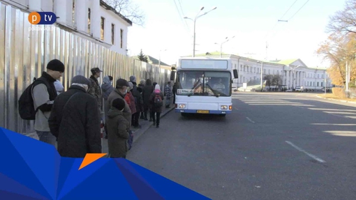 У центрі міста зупинку огородили парканом, люди чекають на транспорт на дорозі