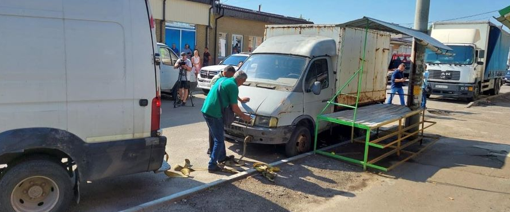 З полтавського ринку прибрали вантажівки, з яких незаконно торгували