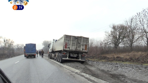 На трасі у Мачухах ледь не щодня автівки злітають в кювет