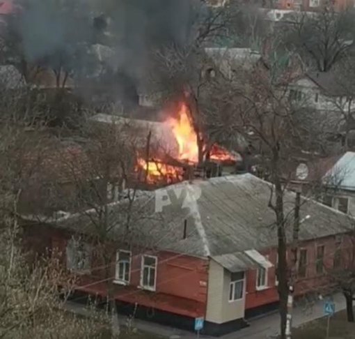 У Полтаві  у житловому масиві горить господарча будівля