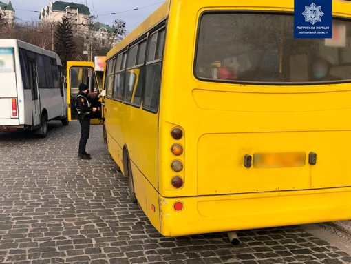 На водія полтавської маршрутки, який перевозив більше ніж дозволено пасажирів, склали адмінматеріал