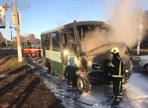 У Полтавській області горів мікроавтобус. ВІДЕО