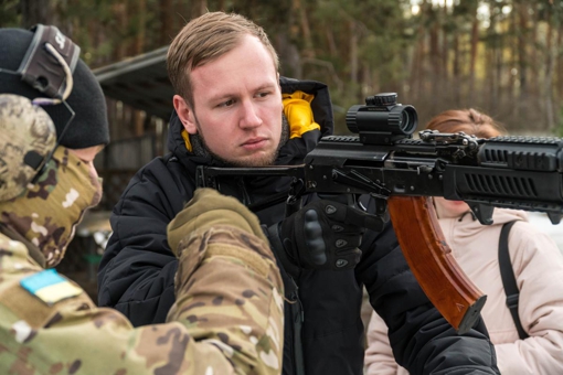 Полтавських журналістів навчили стріляти й надавати першу медичну допомогу