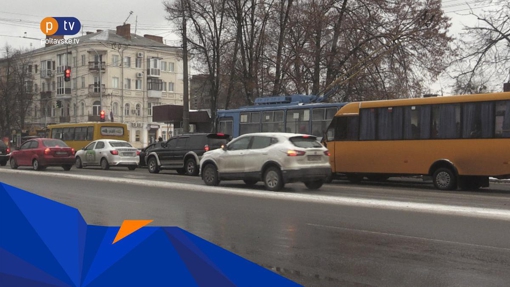 Світлофори з датчиками руху в Полтаві запрацювали, попри це водії стоять в заторах по декілька хвилин