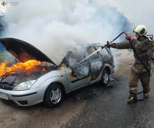 У Полтавській області загорівся легковик