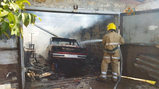 На Полтавщині в гаражі горів автомобіль. ФОТО. ВІДЕО