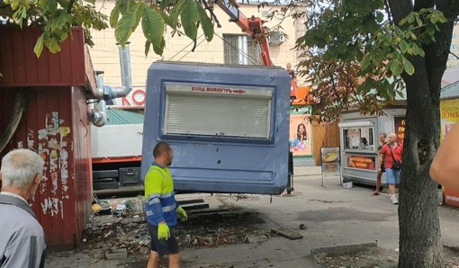 У Полтаві демонтували незаконно встановлені кіоск та гараж