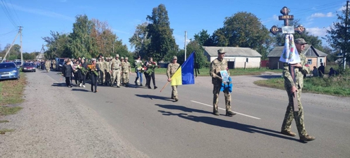 У Полтавській області провели в останню путь командира Руслана Колодяжного, який підірвався на міні