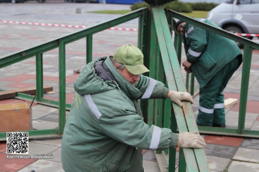 У Кременчуці встановлюють новорічну ялинку