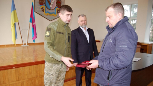 На Полтавщині брату зниклого безвісти Петра Потапчука передали орден воїна