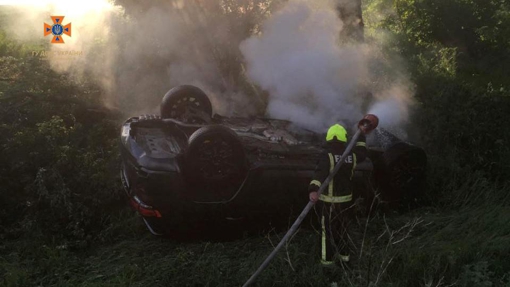 У Полтавському районі легковик перевернувся та загорівся: п’ять людей отримали поранення