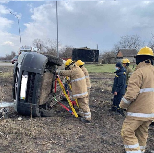 На Полтавщині легковик з’їхав у кювет і перекинувся