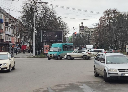 У Полтаві зіткнулися маршрутка та легковик