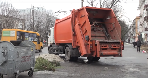 У Полтаві комунальники почали збирати використані ялинки