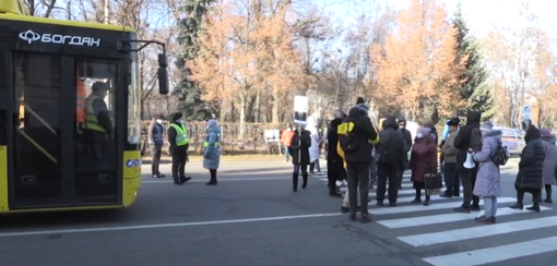 У центрі Полтави протестувальники перекрили дорогу. ВІДЕО