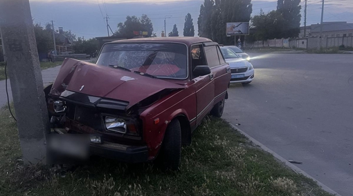 У Кременчуці легковик врізався у бетонний стовп: двох неповнолітніх госпіталізували