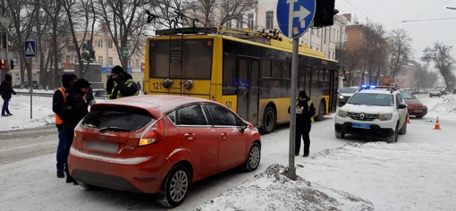 У центрі Полтави стався затор: тролейбус пошкодив легковик. ВІДЕО