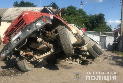 У Полтаві вантажівка провалилась під асфальт