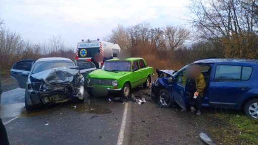 У Полтавському районі зіткнулися три автівки: поранення отримали чоловік, жінка та шестирічний хлопчик