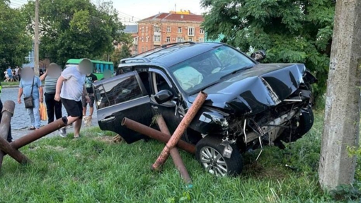 У Полтаві сталася ДТП між легковиками: один автомобіль відлетів у протитанкові їжаки