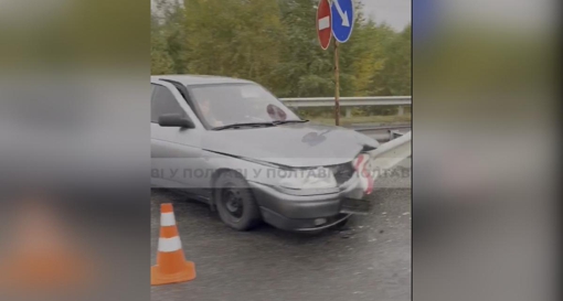 Під Полтавою легковик в’їхав у відбійник. ВІДЕО