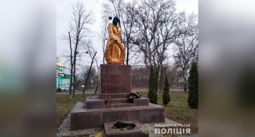 На Полтавщині встановлюють осіб, причетних до наруги над памʼятником загиблим у Другій світовій війні