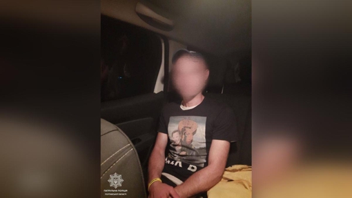 У Полтаві під час комендантської години затримали чоловіка, який перебував у розшуку