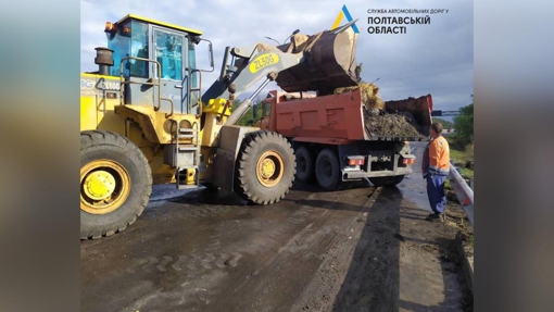 На дорогах Полтавщини прибирають залишки блокпостів