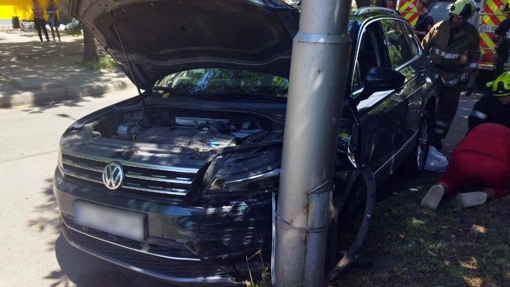 У Кременчуці водій врізався у стовп: медикам не вдалося його врятувати