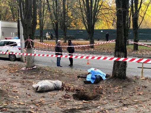 Провалля на Алмазному, в яке впала комунальниця, мають ліквідувати до кінця тижня