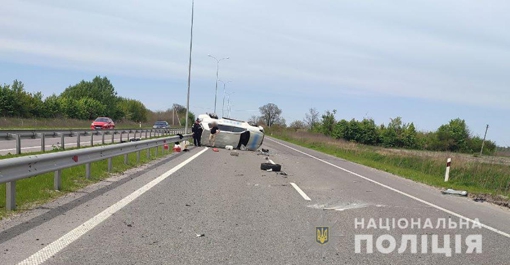 На трасі Київ-Харків перекинувся автомобіль: одна особа зазнала поранень