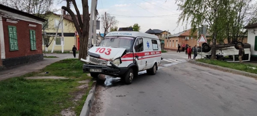 У Полтаві іномарка зіткнулася зі “швидкою”. Фото