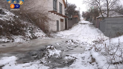 Полтавці самотужки чистять та посипають вулиці міста