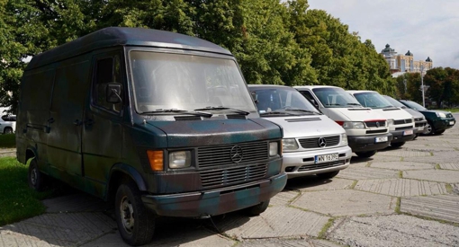 Волонтери з Полтавщини передали військовим сім автівок