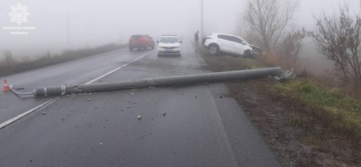 У Кременчуцькому районі автівка в'їхала в електроопору