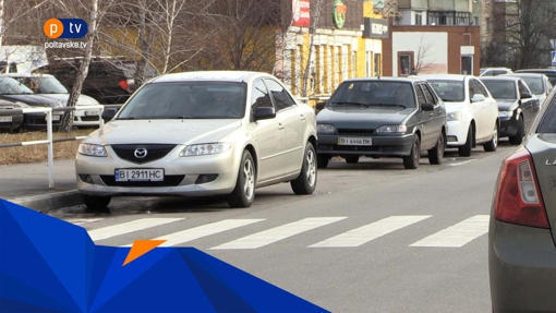 Біля дитячої лікарні автівки паркують по обидва боки дороги: водії не можуть розминутися