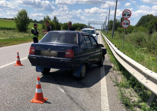 На Полтавщині легковик врізався в дорожнє огородження: одна особа зазнала поранень