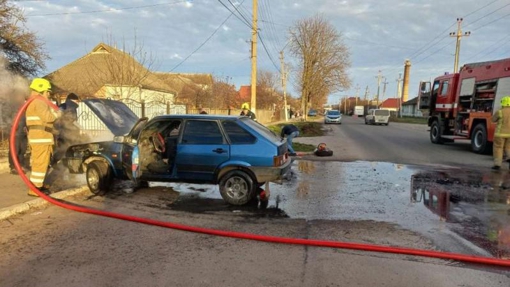 На Полтавщині під час руху загорівся легковий автомобіль. ВІДЕО