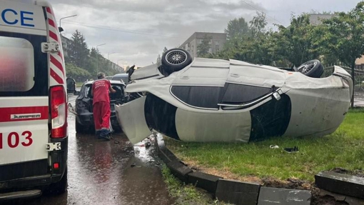 Водій з Горішніх Плавнів врізався у припарковані автівки та перекинув свій транспорт