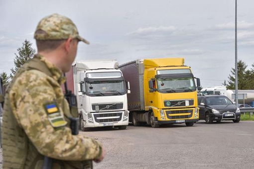 Після заборони на виїзд чоловіків державний кордон перетнули близько 100 жителів Полтавщини