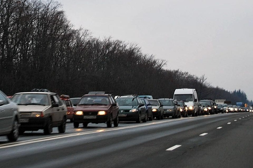 З першого жовтня потрібно вмикати фари поза містом