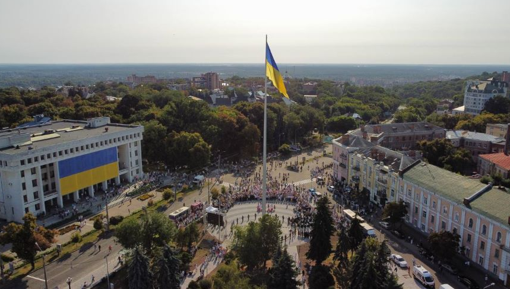 У Полтаві підняли найбільший синьо-жовтий стяг в області